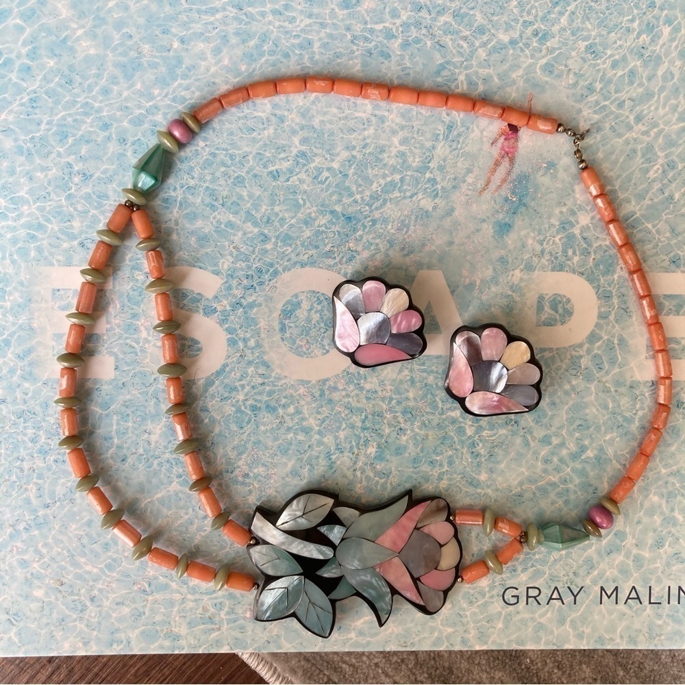 Vintage Lee Sands Inlaid Mother of Pearl Flower Necklace and Earring Set